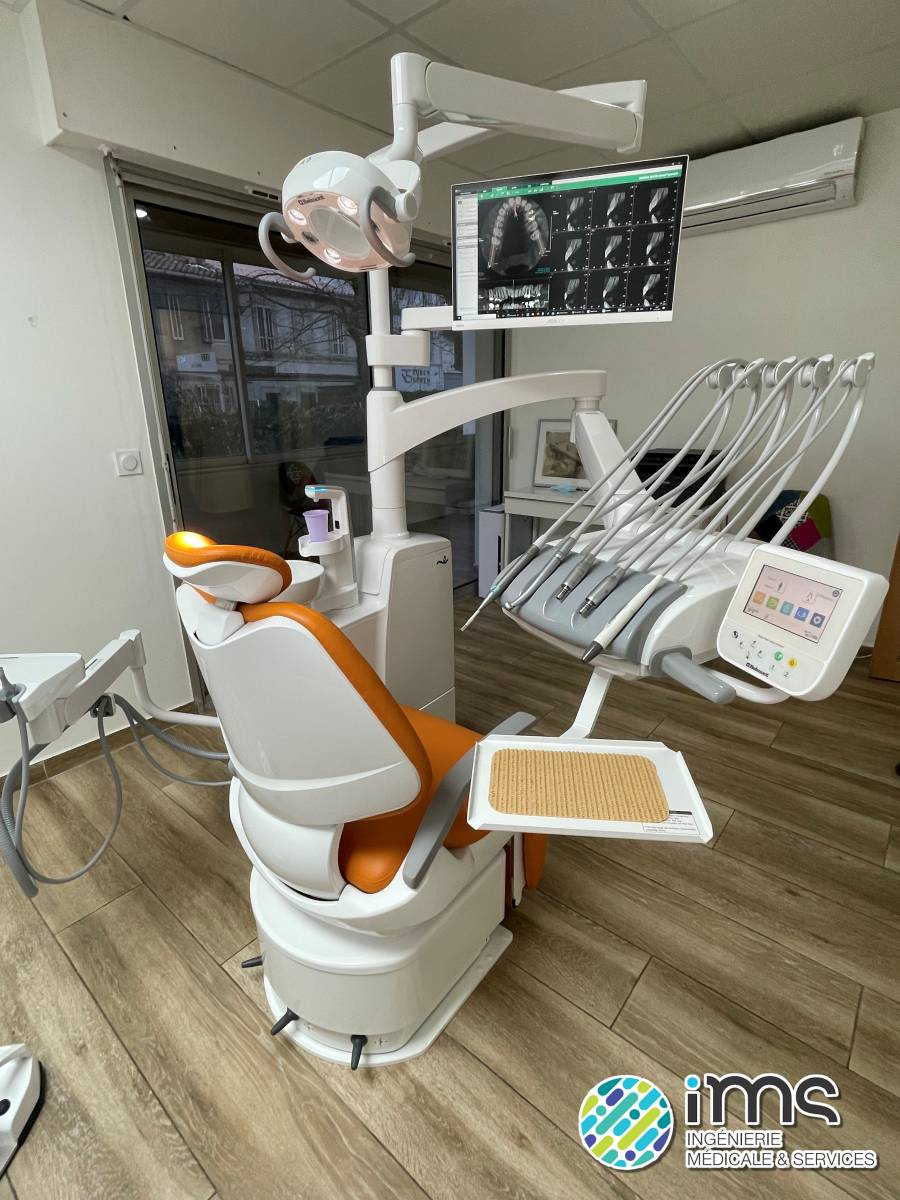 Fauteuil BELMONT EURUS S4R, à Marseille (13). L'ergonomie parfaite avec le fauteuil chaise BELMONT + la tablette AVANT de DENTAL'ART ! Un cabinet plus spacieux après une petite journée de travail.