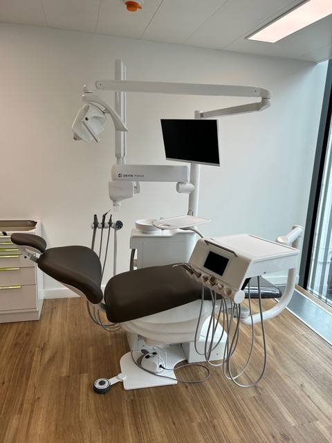 Fauteuil SELECT DENTAL Selectron MK2, version Selectronic MK2 sur bras transthoracique